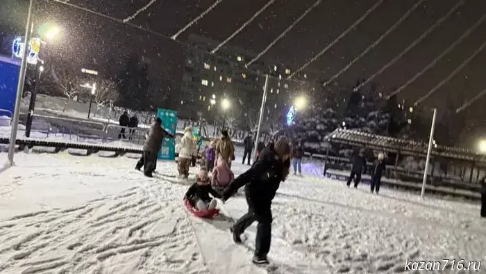 Новогодний променад объединил в парке юных атлетов.