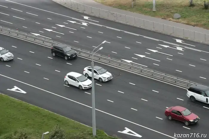 Drivers face a 500-ruble fine for driving with license plates issued in 2025 that lack the Russian flag.