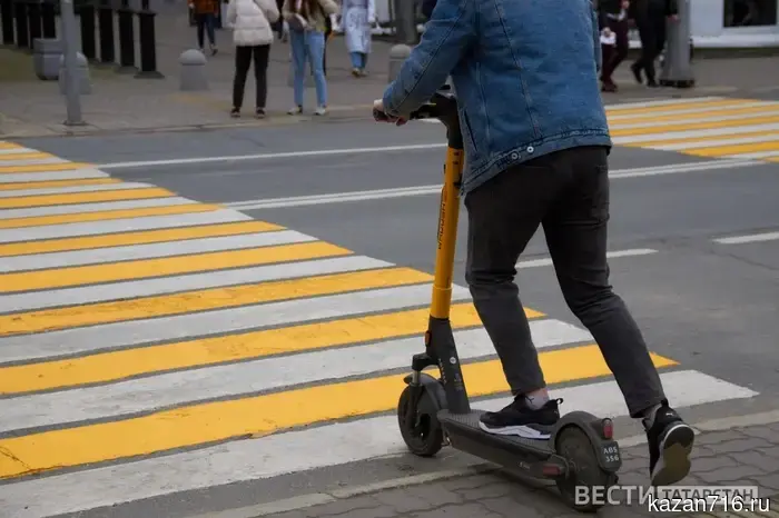 In Kazan, nearly 50 electric scooters and bicycles were evacuated for parking violations.