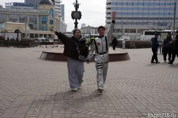 The young guards of Kazan presented flowers to women on the eve of Cosmonautics Day.