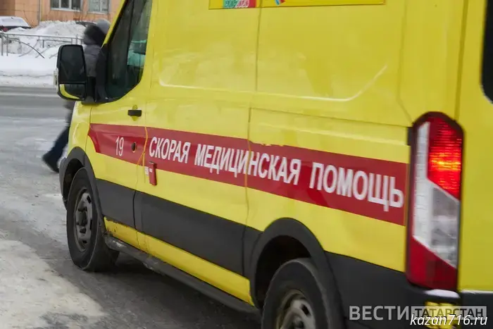 В Казани сотрудники пожарной службы вытащили мужчину из задымленной квартиры.