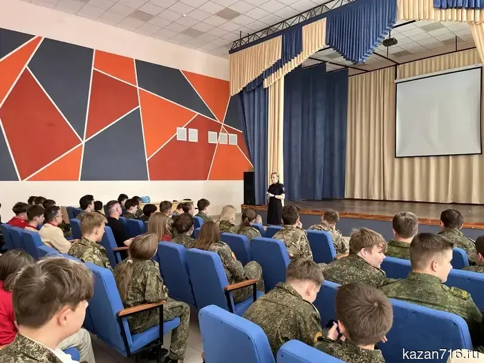 В рамках всероссийской антинаркотической акции «Защитники Отечества» в кадетской школе состоялась встреча с оперуполномоченным.