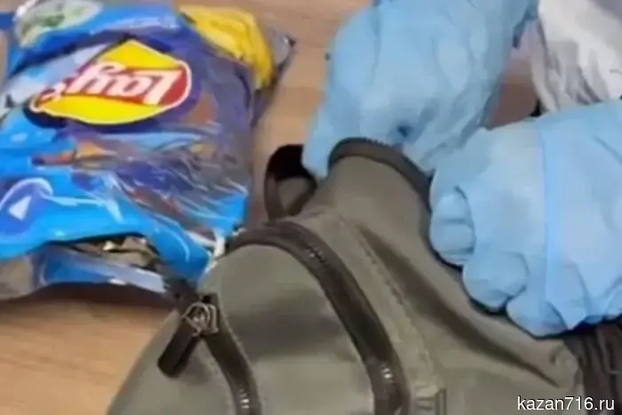 The police of Kazan detained a woman who hid a batch of drugs in a bag of chips.