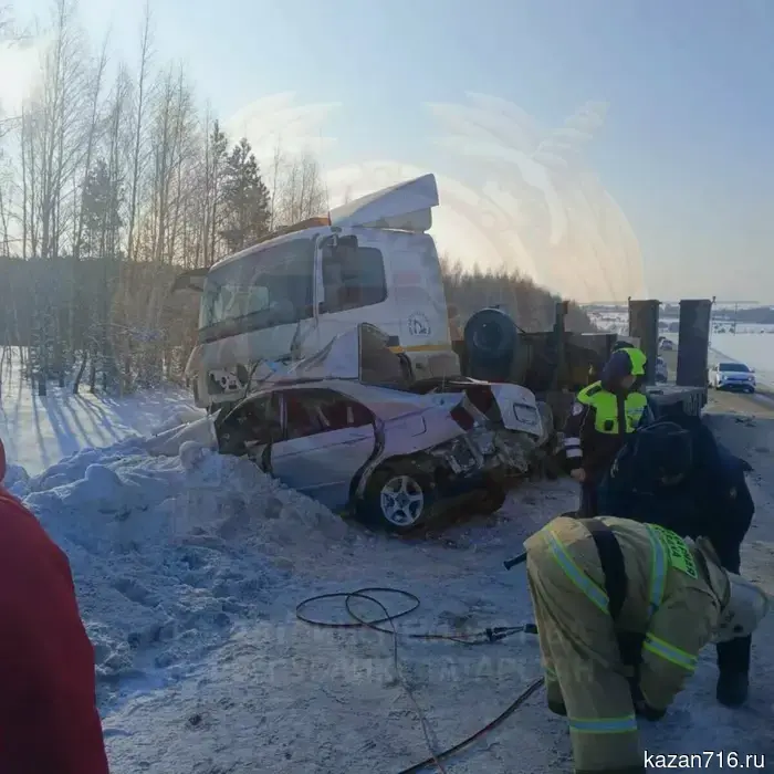Автомобиль KIA выехал на встречную полосу на трассе в РТ и столкнулся с «КамАЗом», в результате чего погибли три человека.