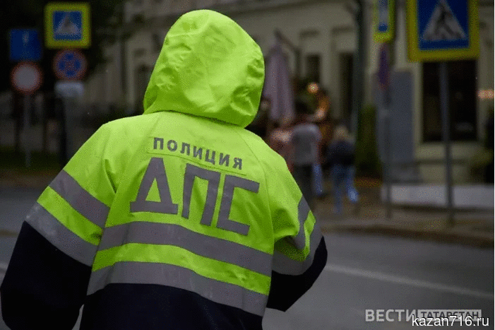 В Казани после столкновения с двумя автомобилями мотоциклист был госпитализирован.