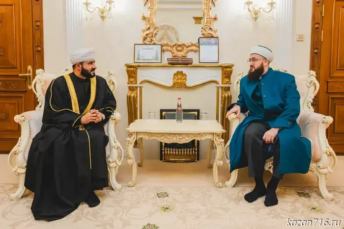 The Mufti met with the Minister of Religious Affairs and Awqaf of the Sultanate of Oman.