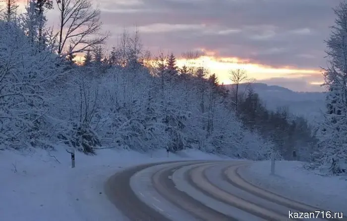 ГИБДД Татарстана информирует о введении ограничений на дорогах из-за снежных условий.