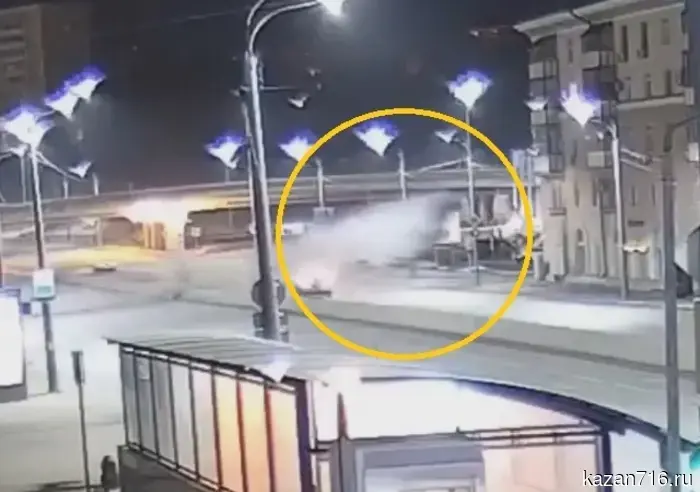 Moment of the fatal car accident: A Lexus at a speed of 165 km/h crashed into the barrier and fell from a height.