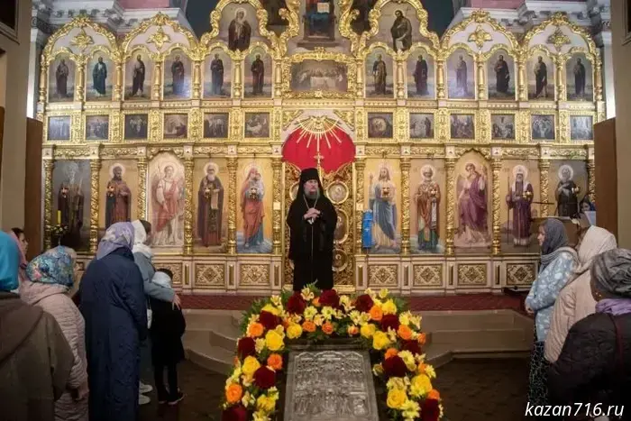 В преддверии праздника Покрова Пресвятой Богородицы епископ Пахомий провел всенощное бдение.