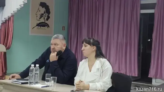 Глава Верхнеуслонского района ответил на вопросы, заданные родителями и педагогами.