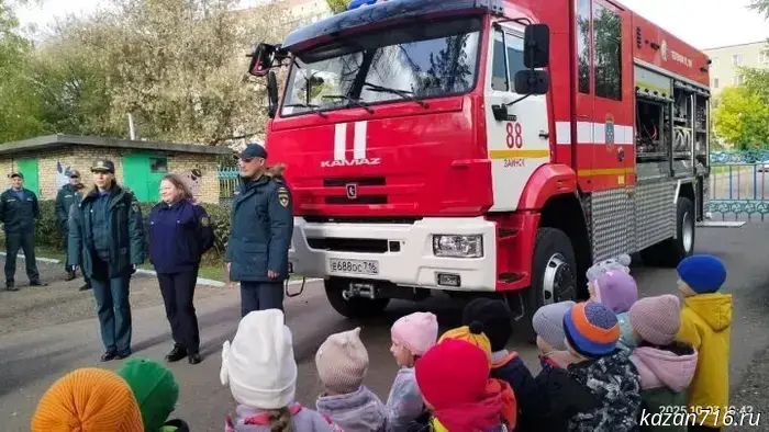 В Заинске к воспитанникам детского сада «Василек» на экскурсию приехала пожарная машина.