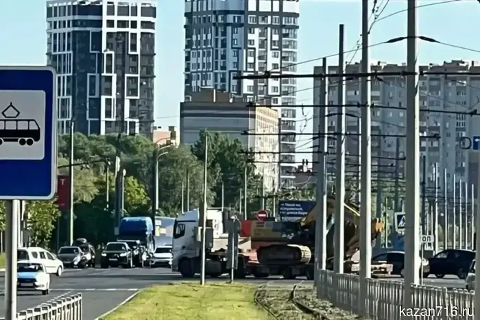В Казани движение трамваев и троллейбусов остановлено из-за аварии с грузовым автомобилем.