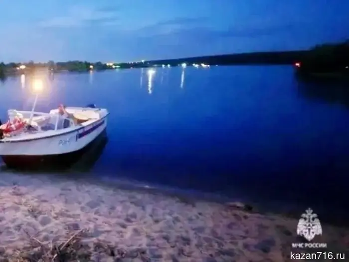 In Tatarstan, a man and a child drowned after a paddleboard overturned.