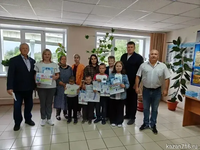 Юные художники из Заинска были отмечены наградами за свои лучшие рисунки на тему безопасности на дорогах.