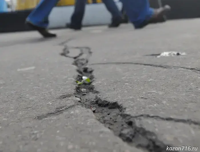 In Kazan, the asphalt collapsed under a car.