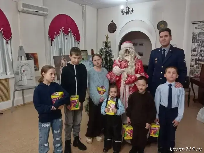 В Лениногорске продолжаются поздравления детей с наступающим Новым годом.