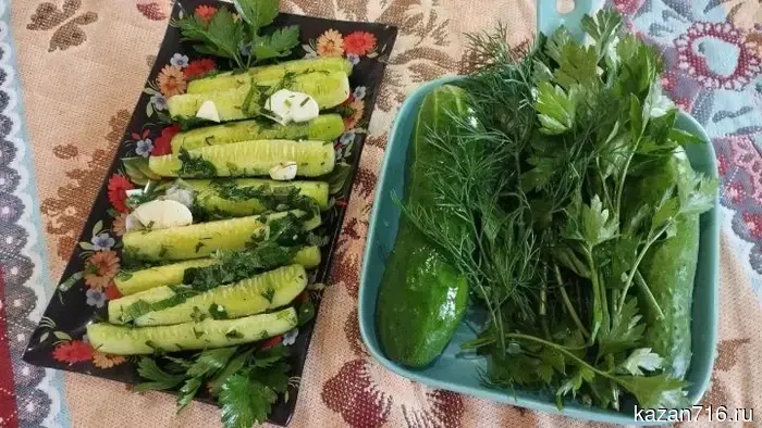 Quick pickled cucumbers in a bag in 5 minutes: crunch without hassle and brine