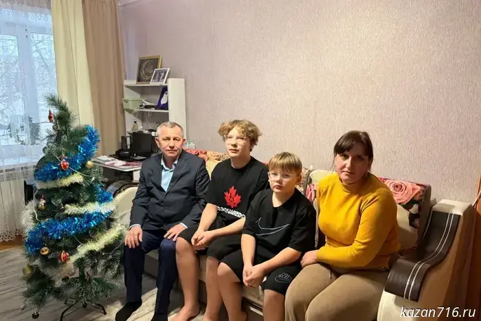 State Duma deputy Anatoly Ivanov visited the families of participants in the special military operation.