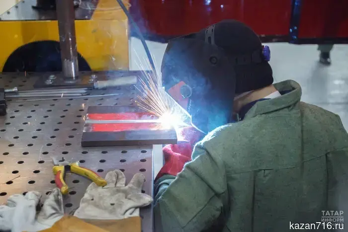 Сварщики и слесари в России получают доходы, достигающие 500 тысяч рублей.