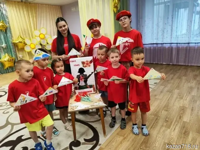 Детские письма с рисунками и теплыми словами из Заинска отправляются на фронт.