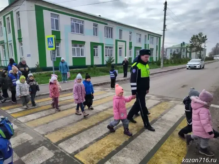 A "Safe Crossing" campaign was held in Mendeleyevsk: children were reminded of road safety rules.