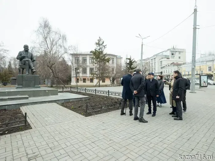 В Казани на площади у памятника Бутлерову создадут зеленую зону, высадив 15 деревьев.