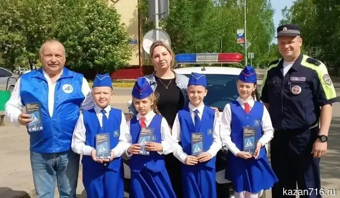 Школьники из Заинска напомнили водителям о важном правиле — соблюдать внимательность.