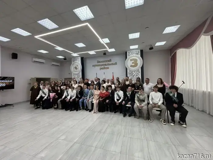 The solemn awarding of diplomas to the graduates of school No. 3 took place at the House of Culture "Energetik".