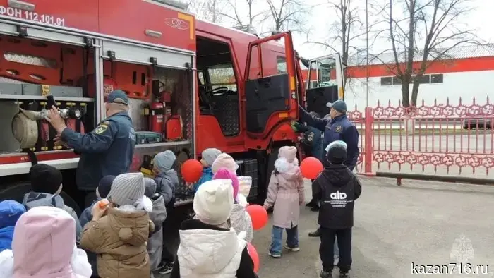 Дети поздравили пожарных с Днём пожарной безопасности.