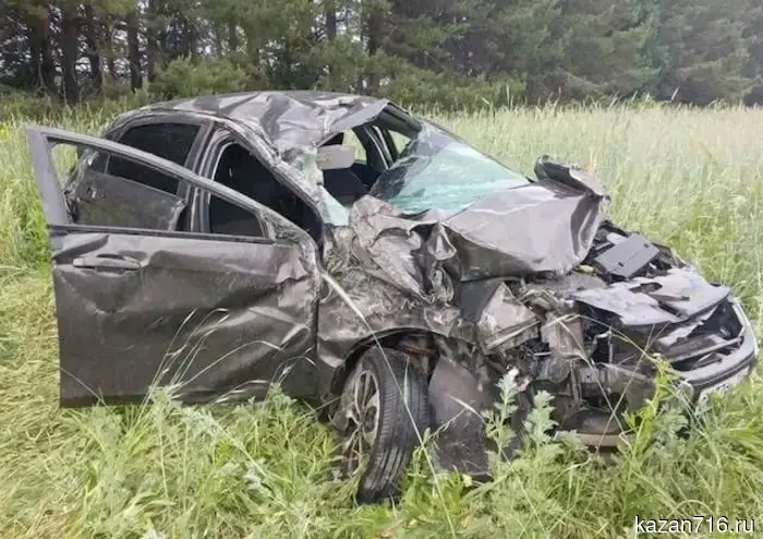 На трассе в РТ произошел overturn автомобиля «Лада»: 39-летний водитель умер во время транспортировки в больницу.