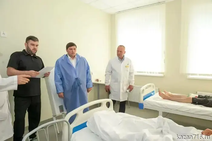 Мэр Нижнекамска посетил людей, пострадавших в результате атаки беспилотников.