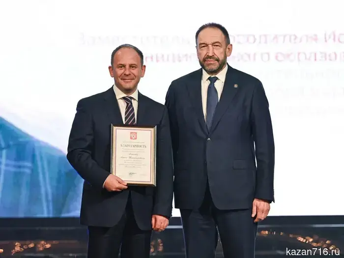 Алексей Песошин вручил Президентские Благодарности Азату Абзалову и Анастасии Латыповой.