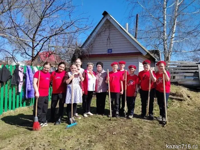 Young volunteers from Zainsk tidied up the yard of a veteran of pedagogical work and listened to her poems.