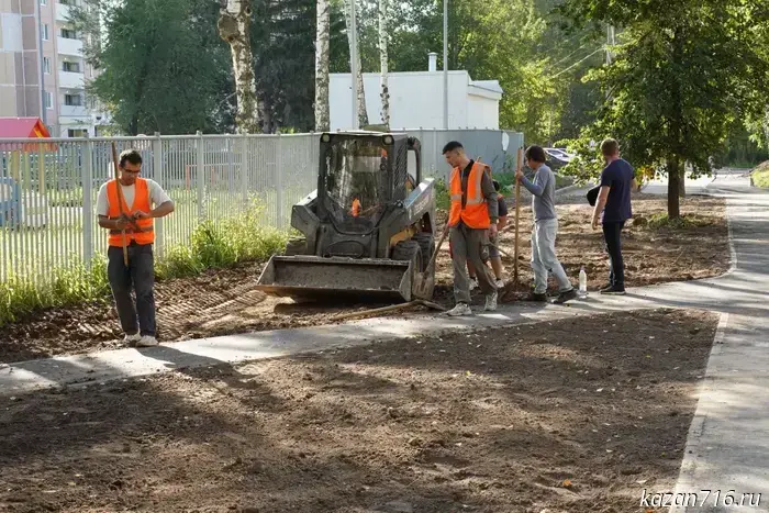A United Russia party delegation inspected the work being carried out in Kazan's courtyards.