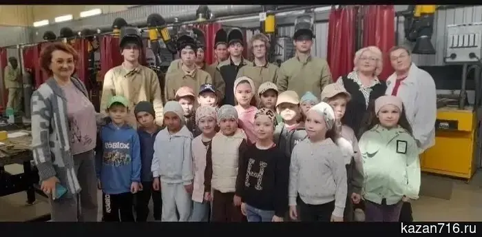 Preschoolers tried on welding masks and tasted cookies at the Zainsk Polytechnic College.