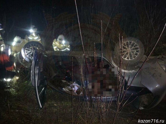 A KIA with a young driver at the wheel ran off the road into a ditch in Tatarstan and overturned; a female passenger died.