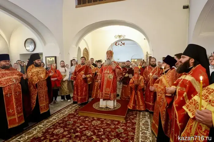 On the eve of the 3rd Sunday after Easter, Metropolitan Kirill held an all-night vigil at the Varvarinsky Church in Kazan.
