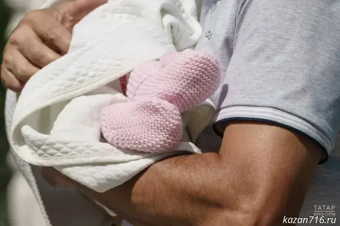 State Duma deputies proposed giving fathers a week of paid leave after the birth of a child.