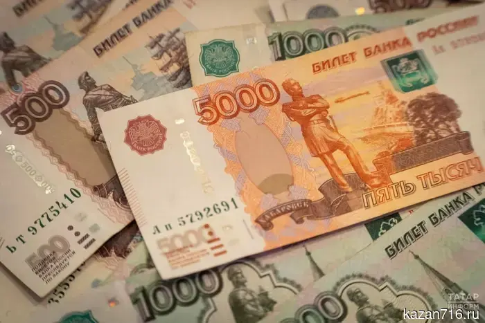 An expert explained in which areas Russians can earn 100,000 without education.