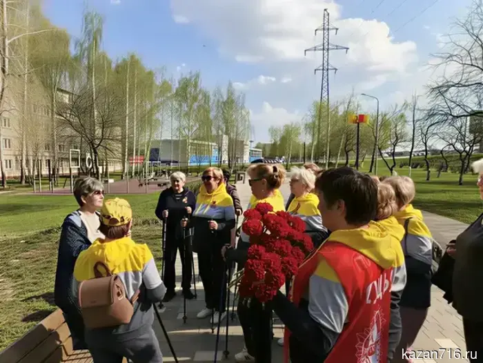 Пенсионеры Менделеева организовали акцию «Шаги Победы» в честь Дня Победы.