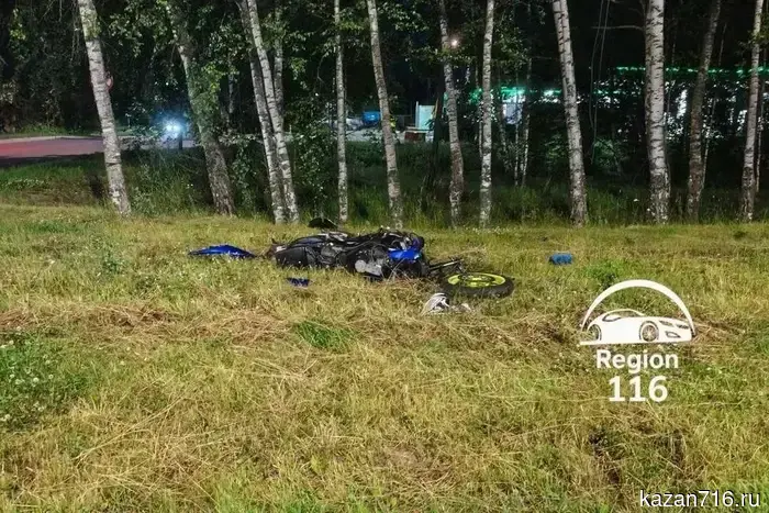 В Казани после столкновения с автомобилем мотоцикл сбил людей на остановке.