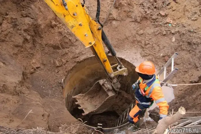 В Казани произошел обвал свода канализационного коллектора на улице Шатурской.