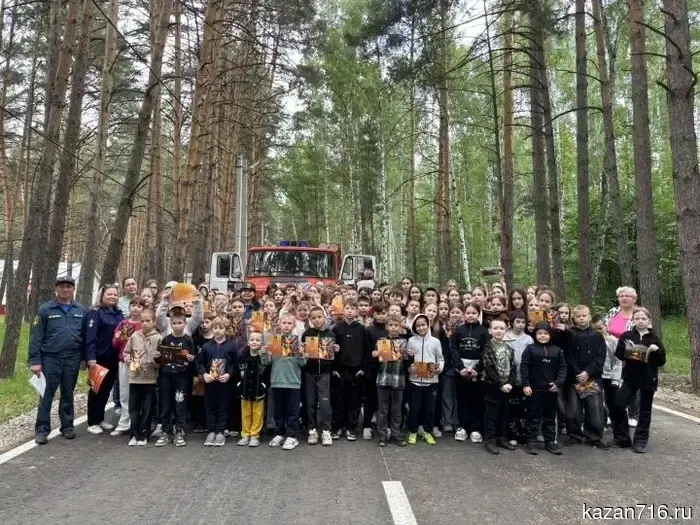 В camps Заинска сотрудники МЧС обучают детей основам безопасного поведения.