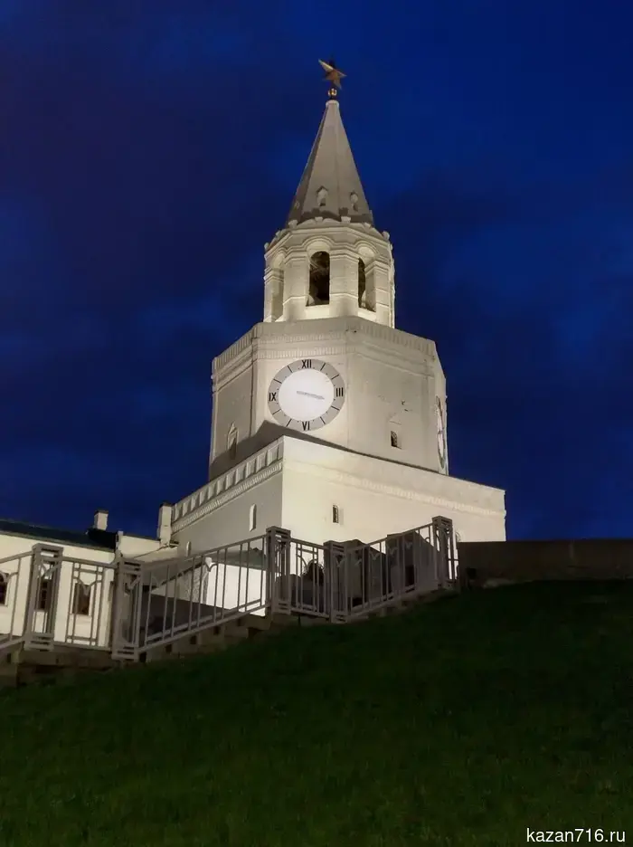 На Спасской башне Казанского Кремля ветер сдёрнул стрелку часов.