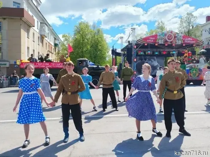 В Лениногорске на главной площади впервые произошло прямое включение с Парада, который прошел в Москве.