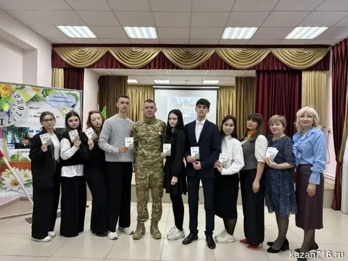 В Мензелинске стартовал Год доблести: выпускник-герой посетил школьников.
