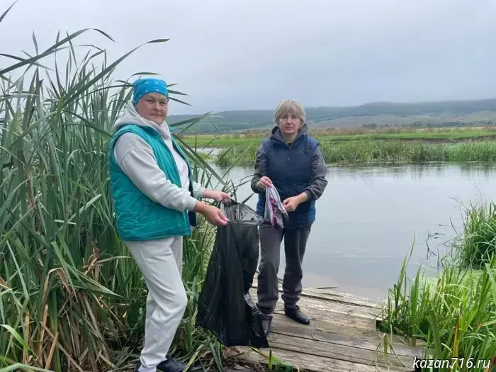 The residents of the village of Svetloye Ozero took part in a community clean‑up to clean the banks of the Zay River.