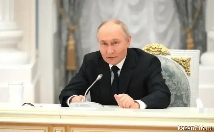 Путин высказал предложение продлить часы работы детских садов до 20:00 в поддержку трудящихся матерей.