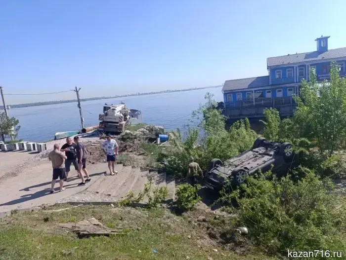 The crane knocked down a car and nearly fell into the Volga River in Verkhny Uslon.
