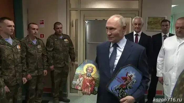 Zarubin showed where Putin keeps gifts from SVO fighters.